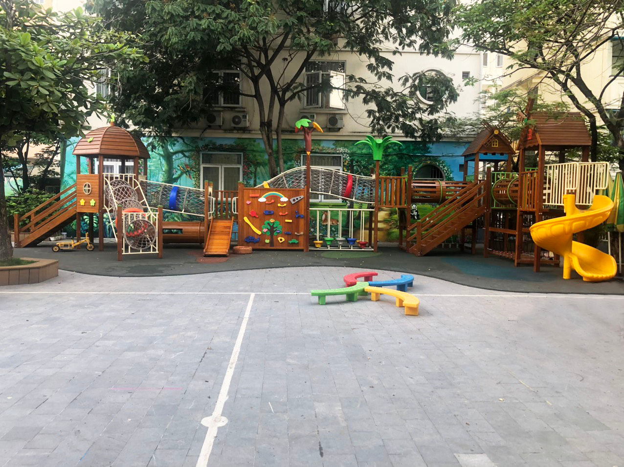 Nhà chòi quanh gốc cây, nhà trên đồi kết hợp vận động liên hoàn gỗ