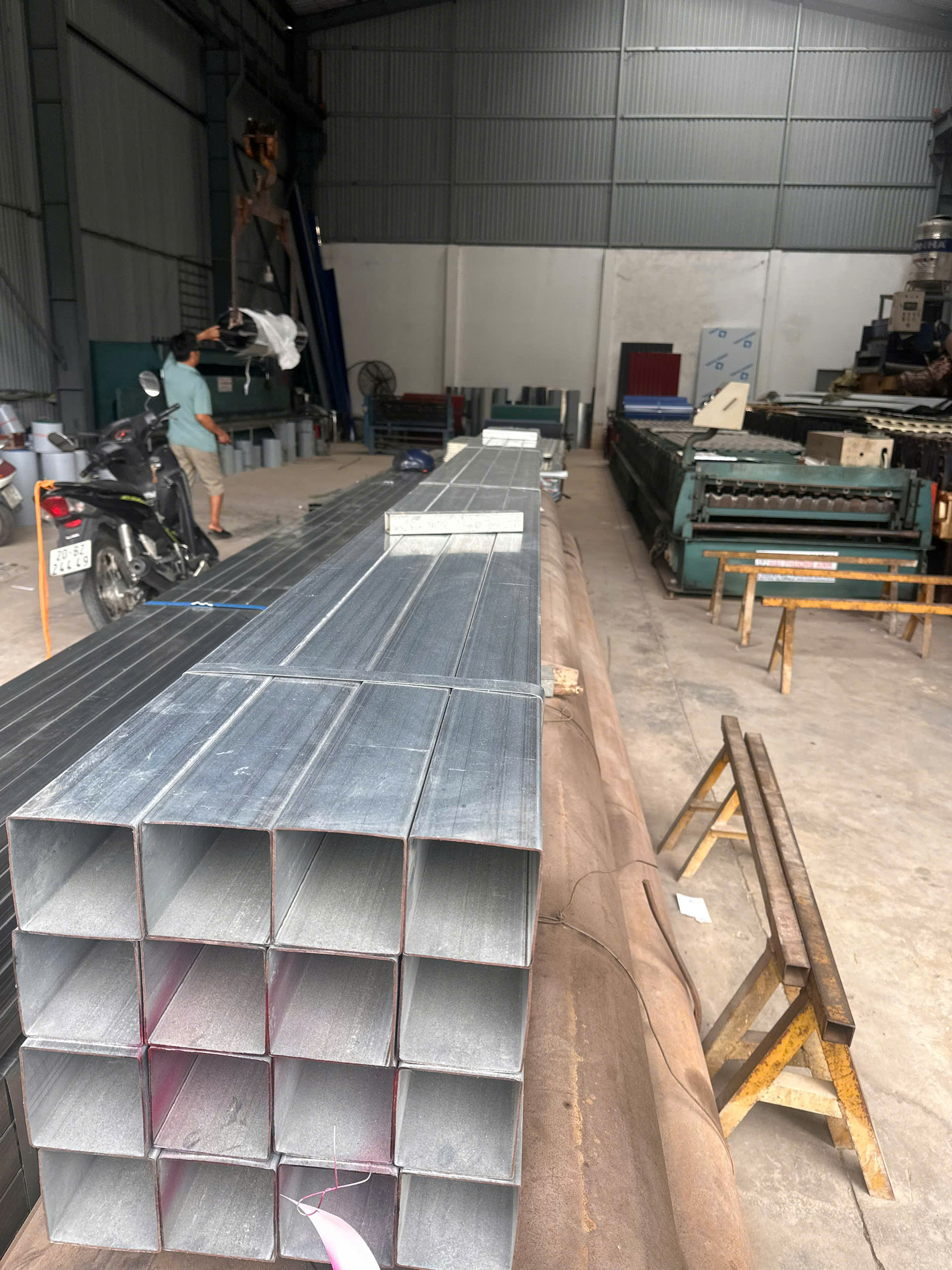 Bề mặt thép hộp mạ kẽm và thép hộp đen