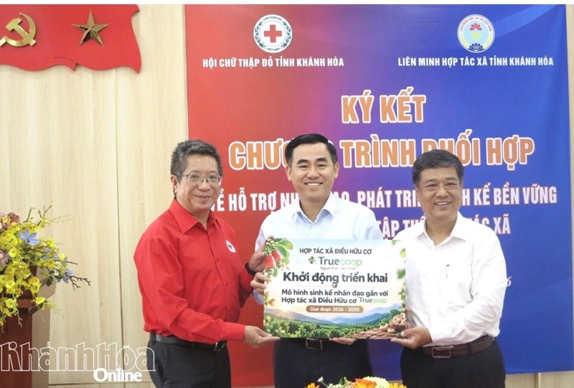 Representatives of TrueCoop Cooperative of Organic Cashews introduce the “Humanitarian Livelihoods” model at a partnership event in Khanh Hoa.
