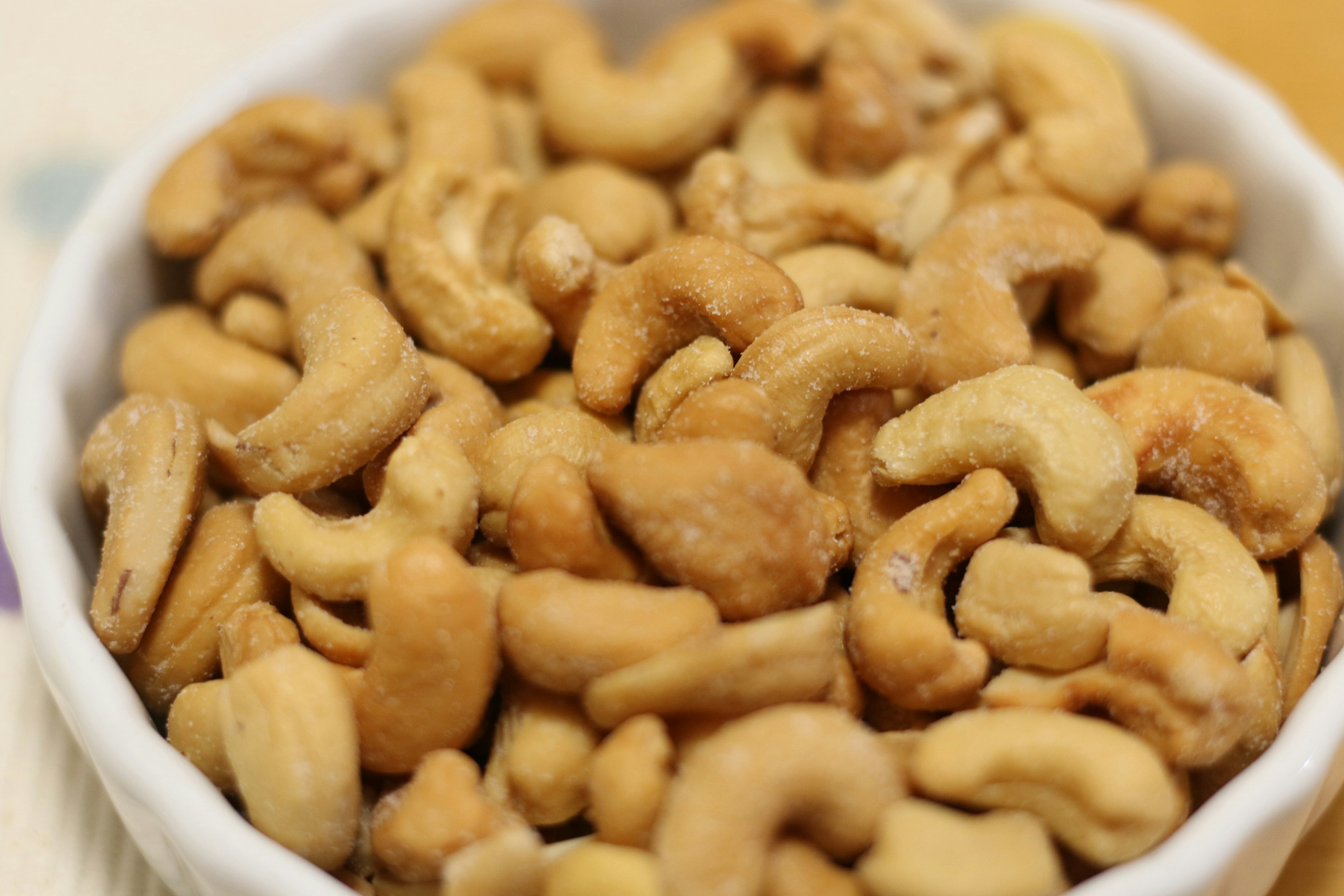 How to store cashew nuts in sealed food-grade containers