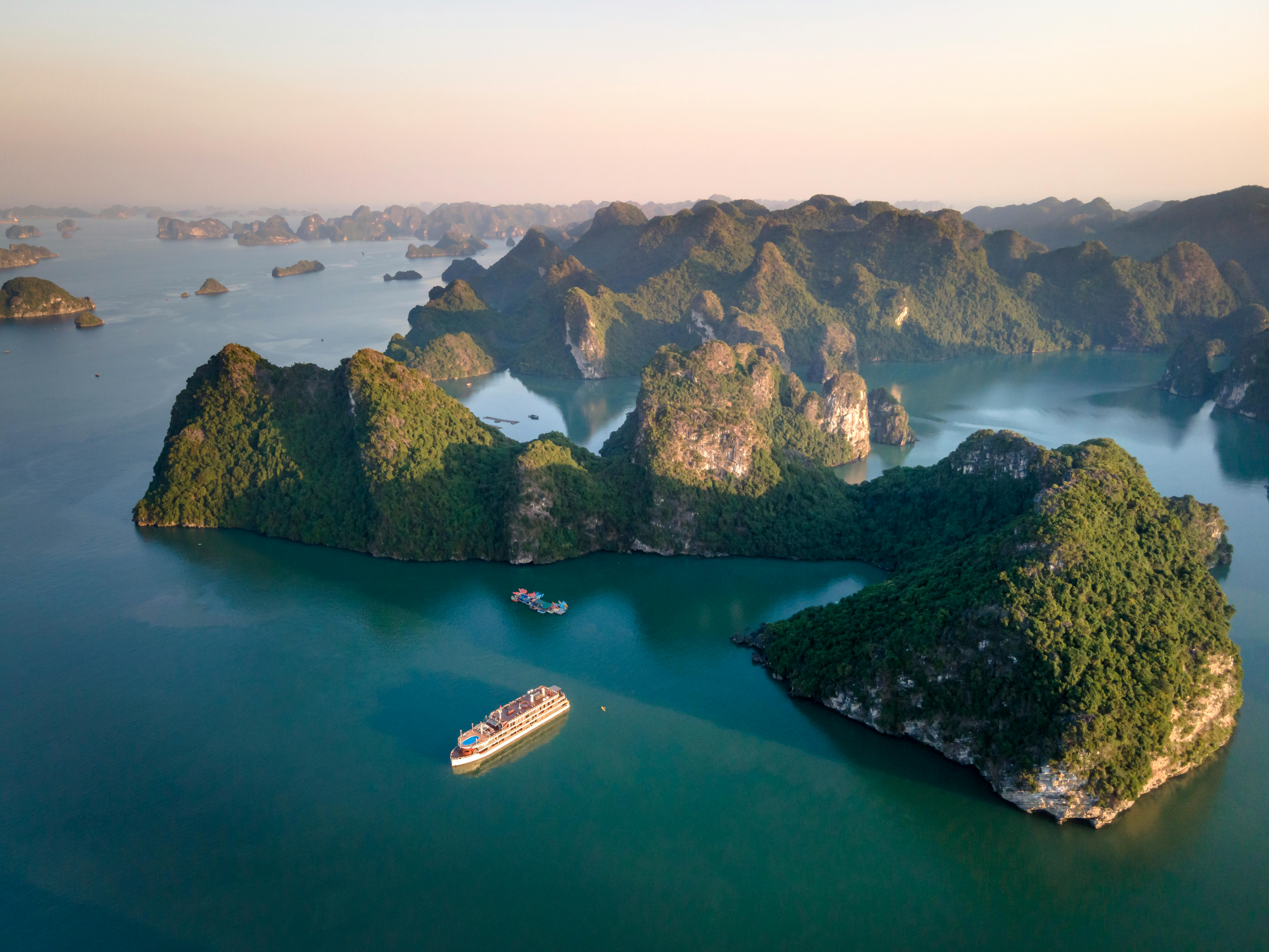 How Many Days in Ha Long Bay? 1, 2 or 3 Days -An Honest Guide for European Travellers [Azotar Travel]