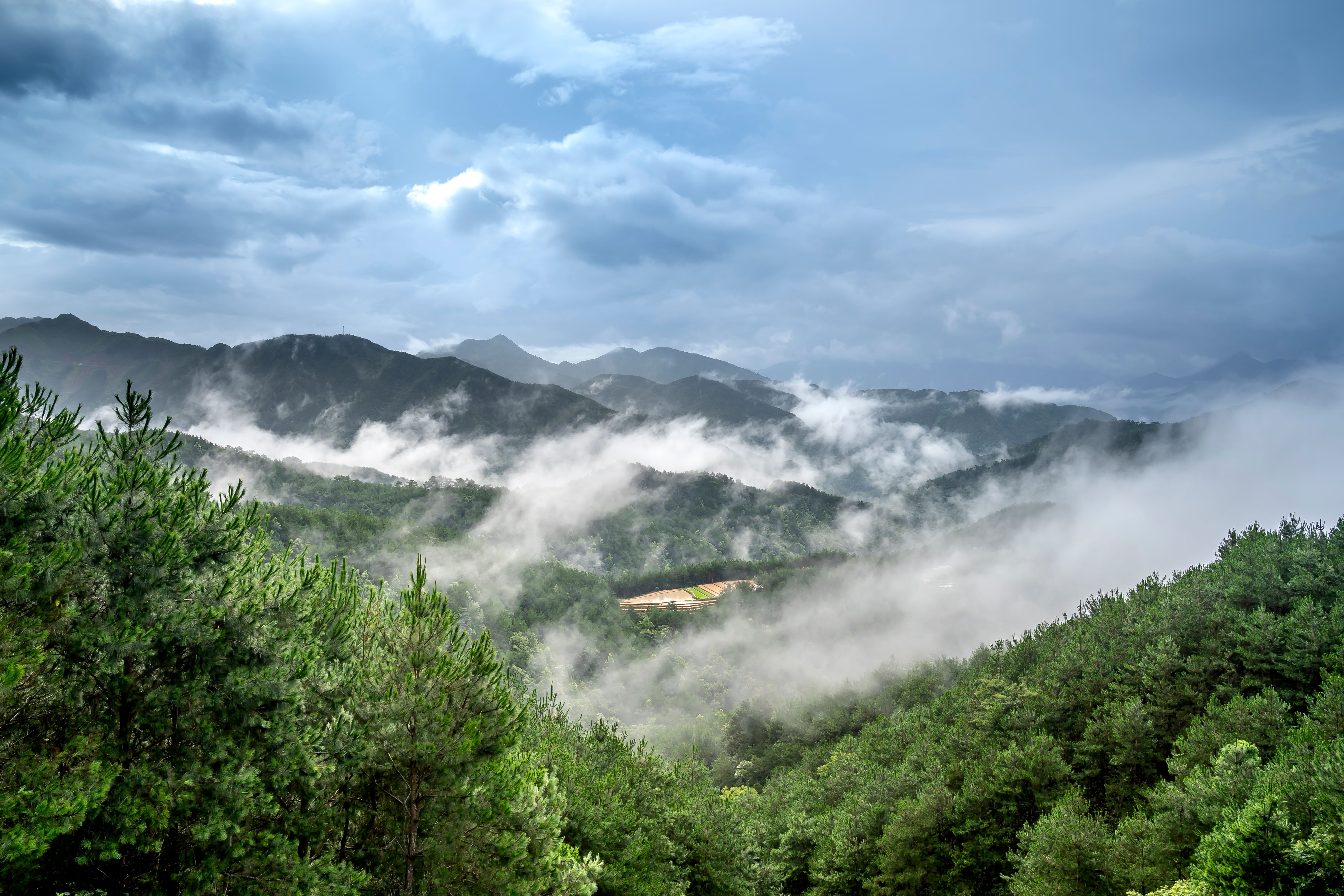 Sapa mist between peaks