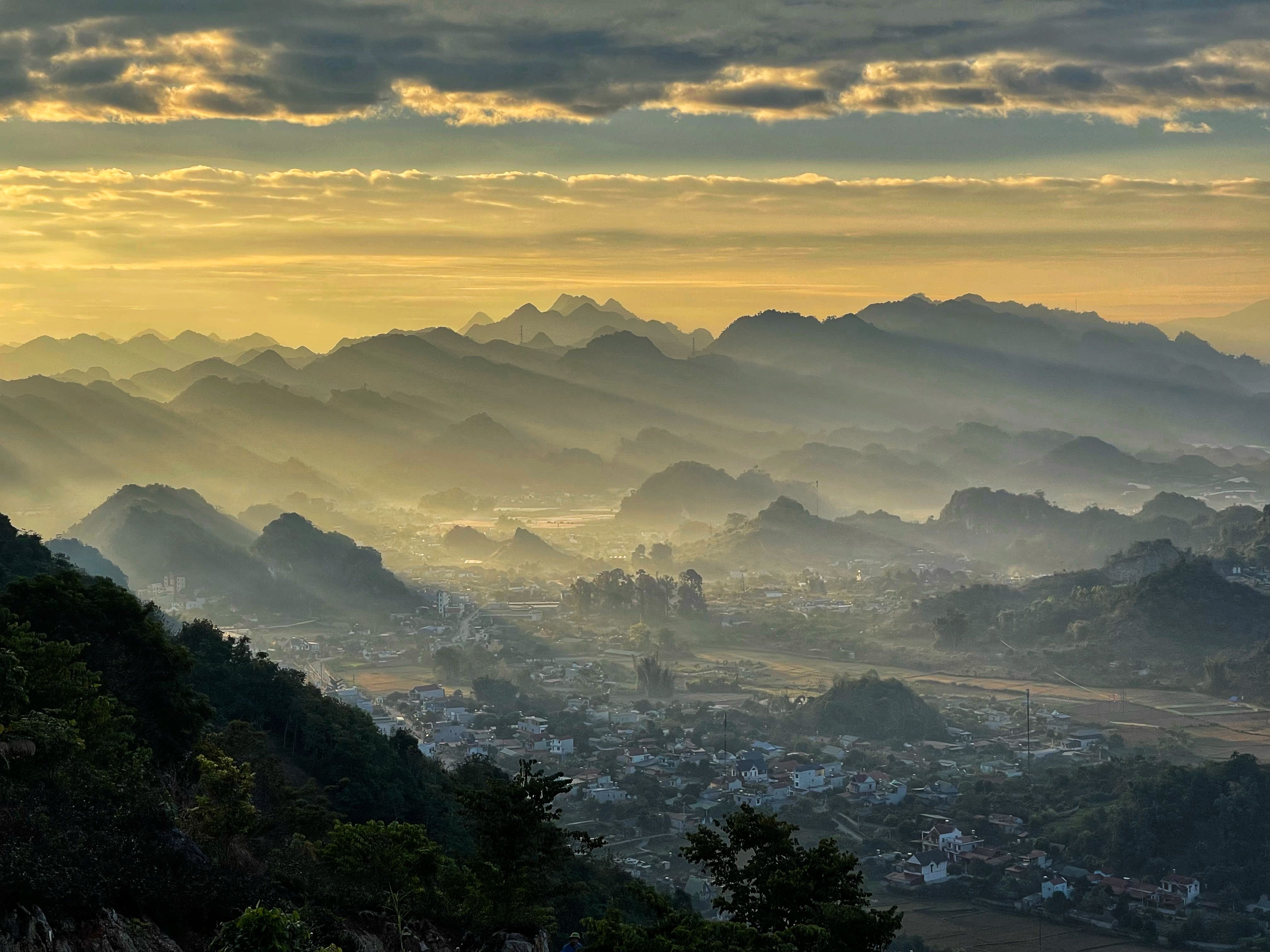 Sapa mist between peaks