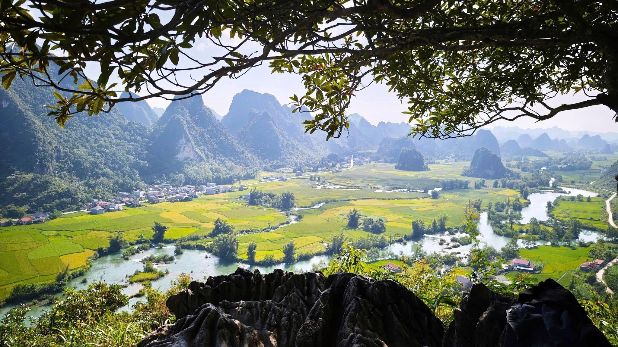 Sapa mist between peaks