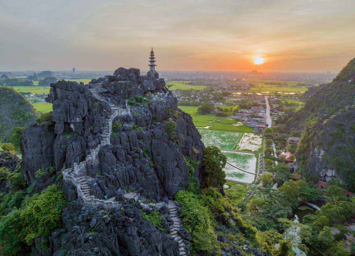 3-Day Vietnam Tour: Ninh Binh, Ha Long Bay & Dragon Pearl Cave Dinner Show