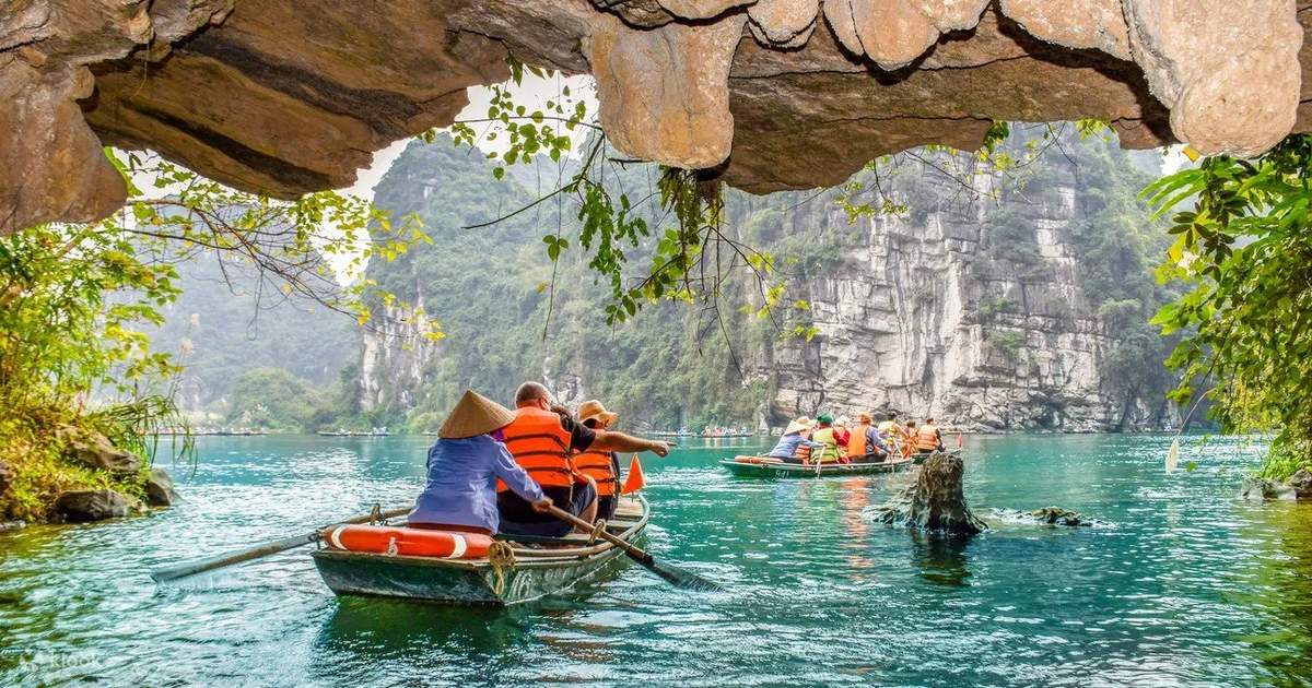 3-Day Vietnam Tour: Ninh Binh, Ha Long Bay & Dragon Pearl Cave Dinner Show