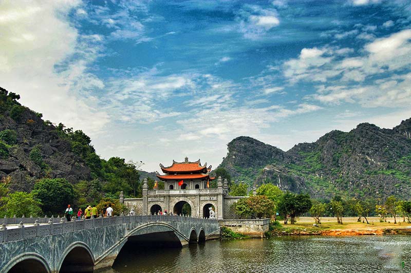 3-Day Vietnam Tour: Ninh Binh, Ha Long Bay & Dragon Pearl Cave Dinner Show