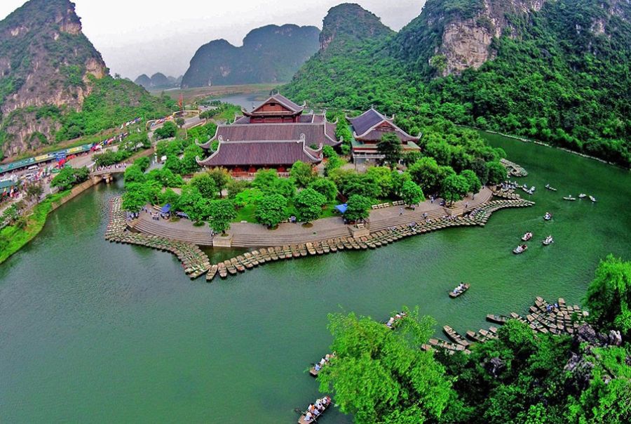3-Day Vietnam Tour: Ninh Binh, Ha Long Bay & Dragon Pearl Cave Dinner Show