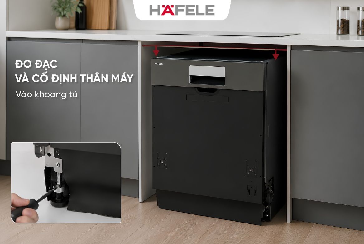 Đo đạc và cố định thân máy vào khoang tủ