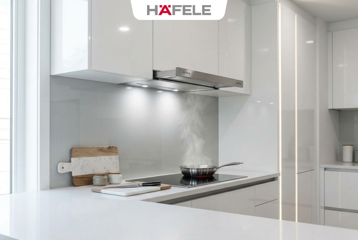 Đánh Giá Máy Hút Mùi Hafele HH S70A (533.89.031) Chính Hãng | Lực Hút Khỏe, Độ Ồn Thấp - HafelePro Ảnh chụp thực tế mặt trước inox sáng bóng của máy