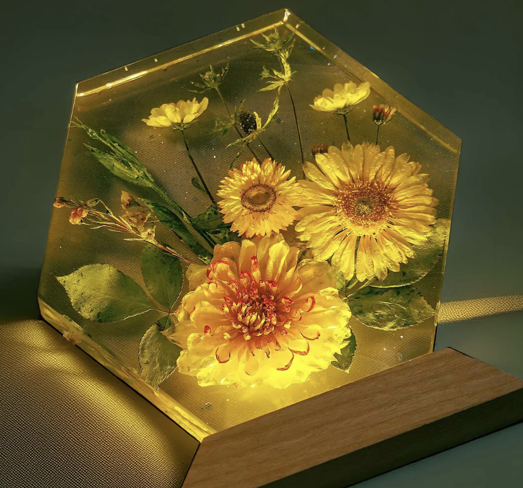 golden daisy resin lamp