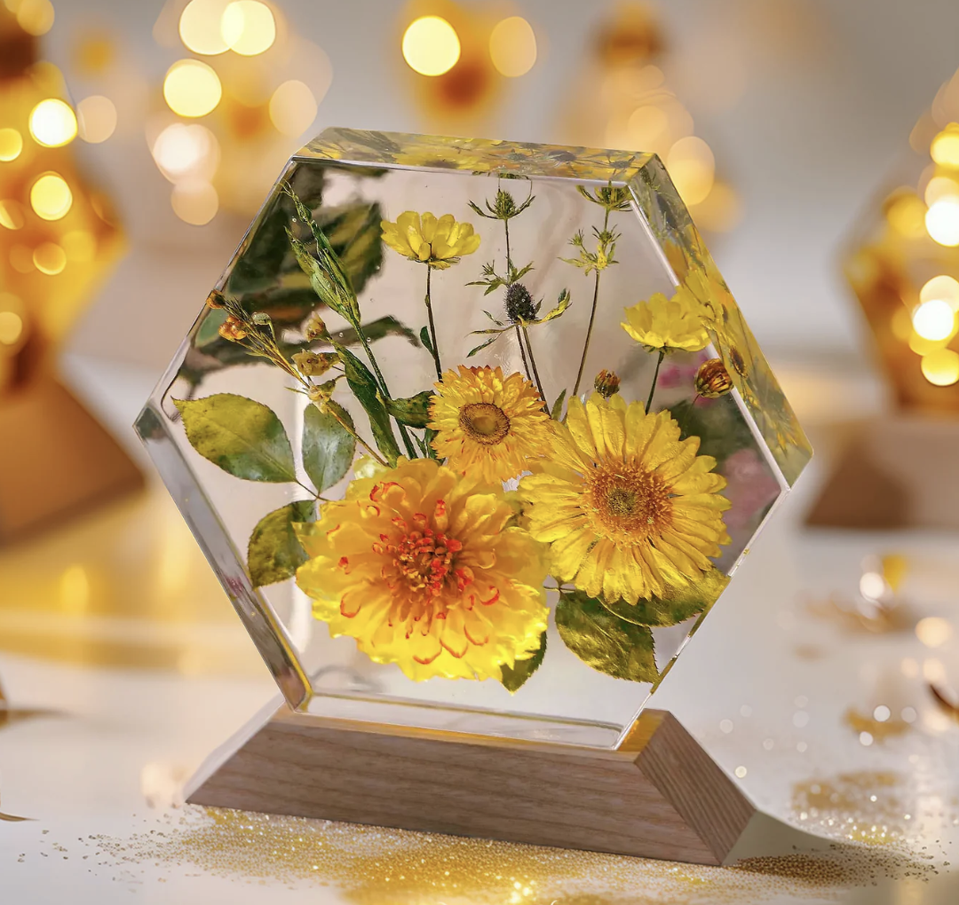 golden-daisy-resin-lamp