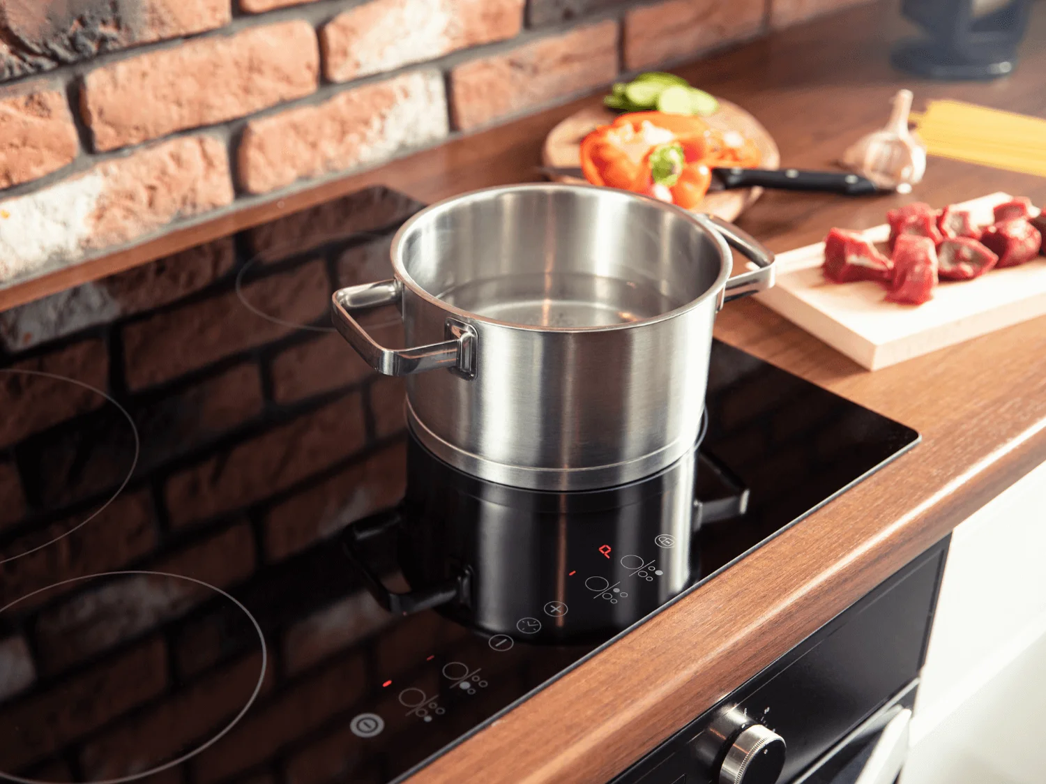 Bếp Điện Từ Có Kén Nồi Không? Với Bếp Điện Từ Chỉ Cần Chọn Nồi Phù Hợp Đúng Tiêu Chuẩn Thì Sẽ Dùng Rất Tốt.