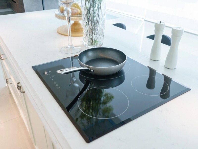 Dùng bếp từ có tốn điện không? Khám phá mức điện thực tế, mẹo nấu tiết kiệm và trải nghiệm thật từ người dùng
