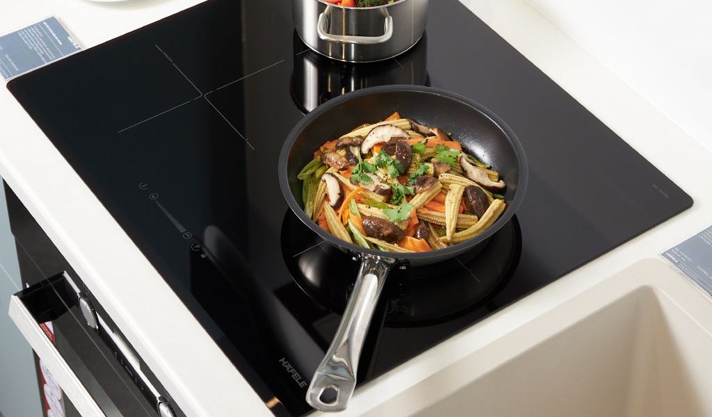 Kinh Nghiệm Mua Bếp Điện Từ Từ Chuyên Viên Thiết Bị Nhà Bếp: Cách Đánh Giá Mặt Kính Schott/Eurokera, Bo Mạch Infineon, Công Suất Phù Hợp Và Tiêu Chí An Toàn. Tư Vấn Mua Bếp Điện Từ Chuẩn Nhất Giúp Bếp Bền, Nấu Nhanh, Ít Lỗi.