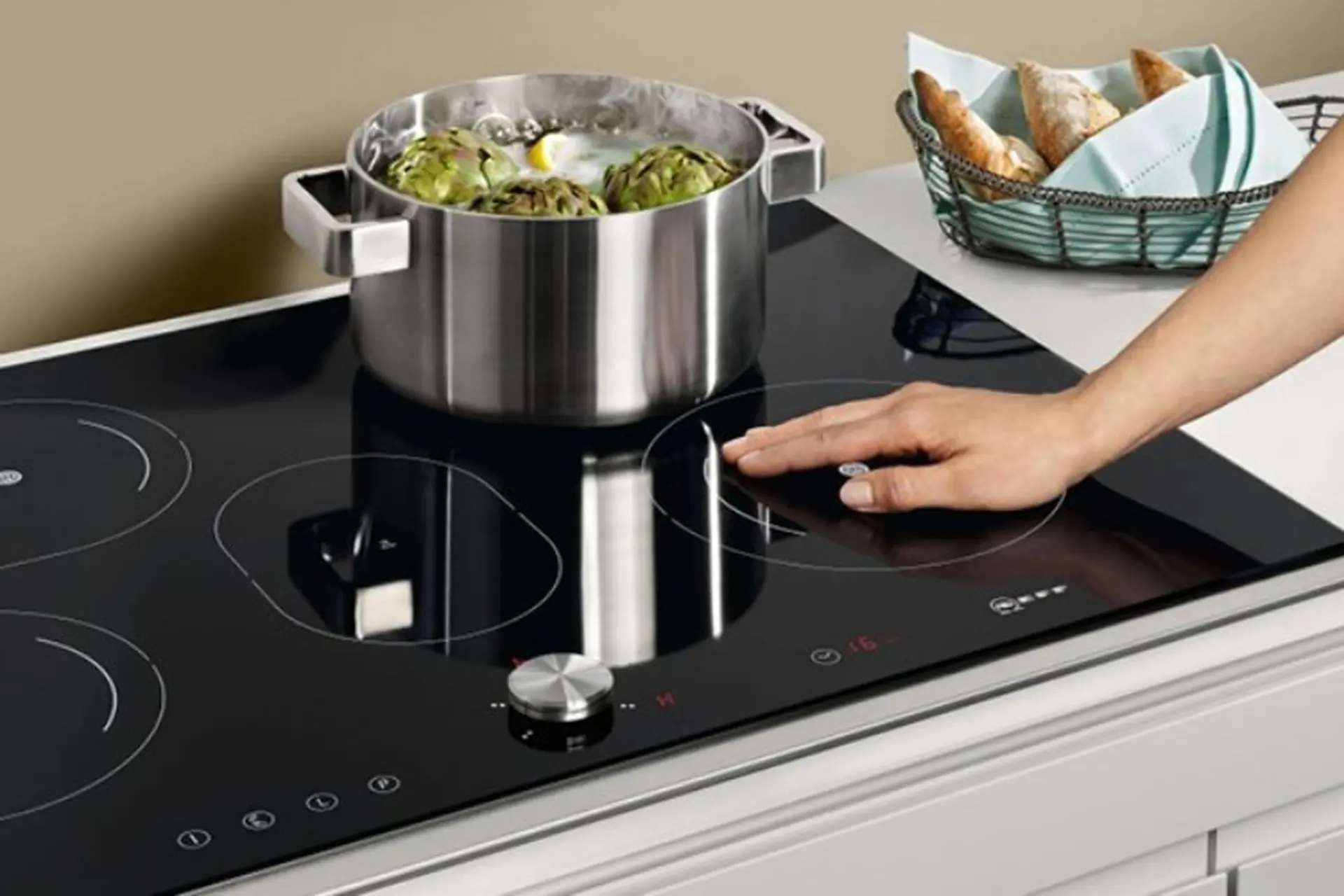 Sửa Bếp Từ Không Nóng Không Khó Nếu Biết Đúng Nguyên Nhân. Bài Viết Chia Sẻ Cách Kiểm Tra Nồi, Nguồn Điện, Quạt Tản Nhiệt, Mâm Từ Và Bo Mạch. Hướng Dẫn Từng Bước Xử Lý Lỗi E0–E3 Và Mẹo Giúp Bếp Từ Bền Hơn 5–10 Năm.