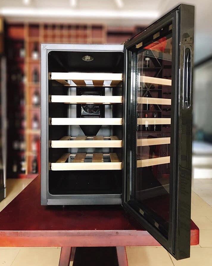 Tủ Bảo Quản Rượu Vang 28 Chai Là Dòng Tủ Rượu Dung Tích Tầm Trung, Có Khả Năng Lưu Trữ 24-32 Chai Tùy Kích Thước Chai