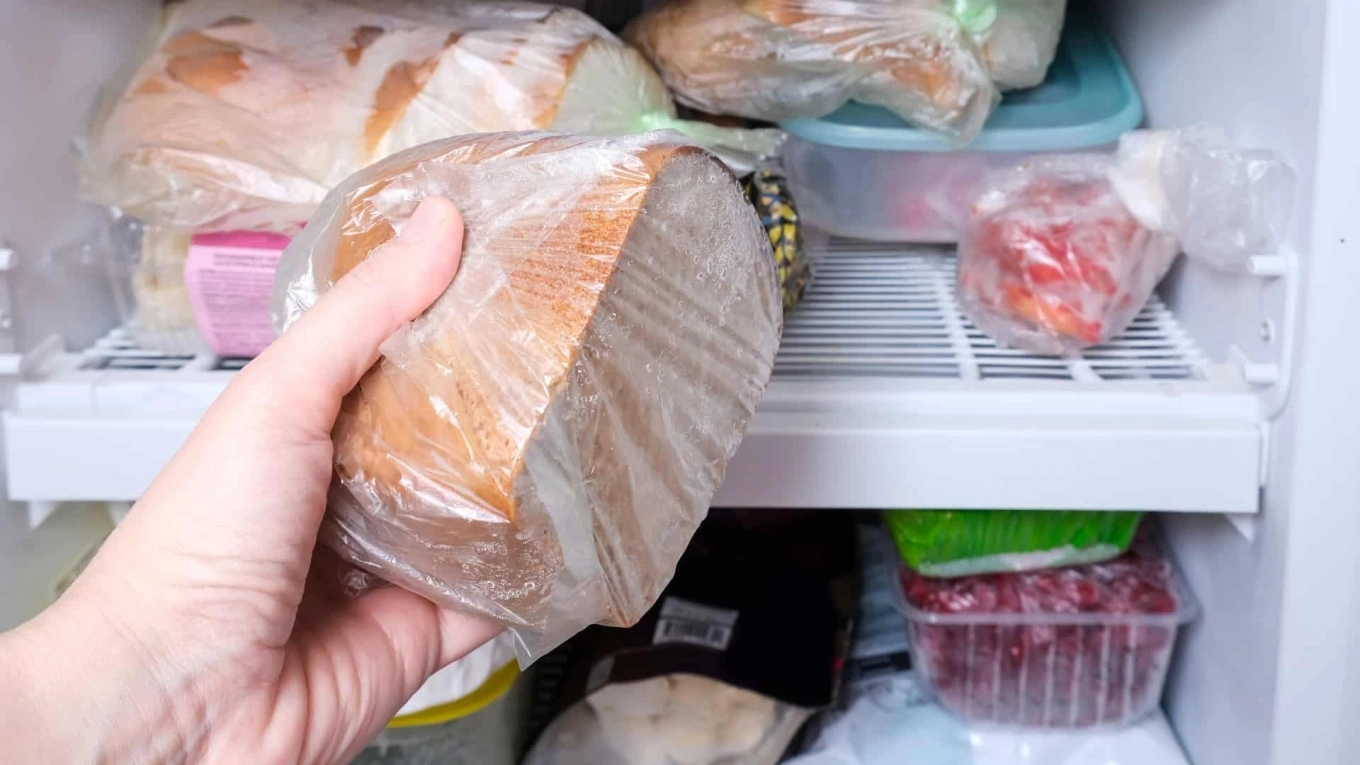 Bạn Thắc Mắc Bánh Mì Để Tủ Lạnh Được Bao Lâu? Bài Viết Cung Cấp Mốc Thời Gian Chi Tiết, Dẫn Chứng Thực Tế Và Mẹo Rã Đông Bánh Cực Chuẩn.