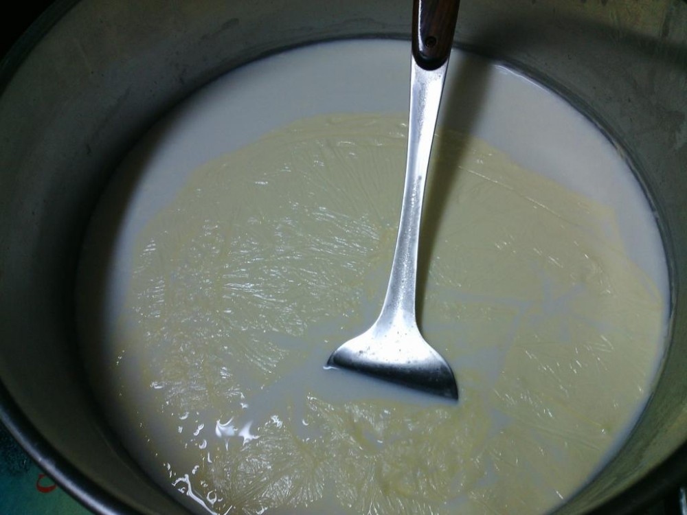 Dấu Hiệu Nhận Biết Sữa Đã Bị Hỏng: Có Hiện Tượng Kết Tủa, Đóng Váng Hoặc Sủi Bọt Khí - Sữa Chuyển Từ Trắng Sang Hơi Ngà Hoặc Có Vẩn Đục Dấu Hiệu Nhận Biết Sữa Đã Bị Hỏng: Có Hiện Tượng Kết Tủa, Đóng Váng Hoặc Sủi Bọt Khí - Sữa Chuyển Từ Trắng Sang Hơi Ngà Hoặc Có Vẩn Đục