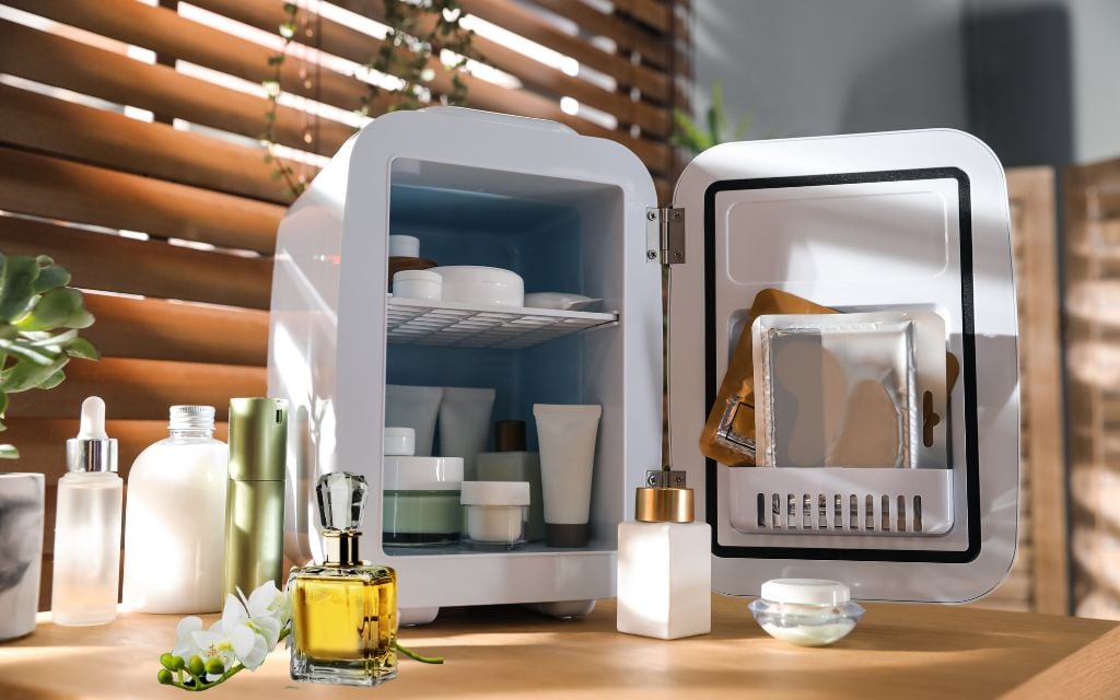 Nước Hoa Để Tủ Lạnh Được Không? Được Nhưng Nên Sử Dụng Tủ Lạnh Mini Chuyên Dụng Cho Mỹ Phẩm