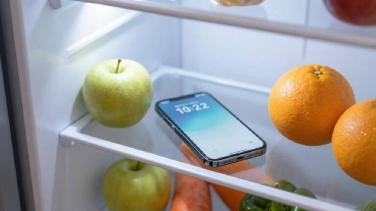 Bỏ Điện Thoại Vào Tủ Lạnh Có Sao Không? Những Nguy Cơ Tiềm Ẩn