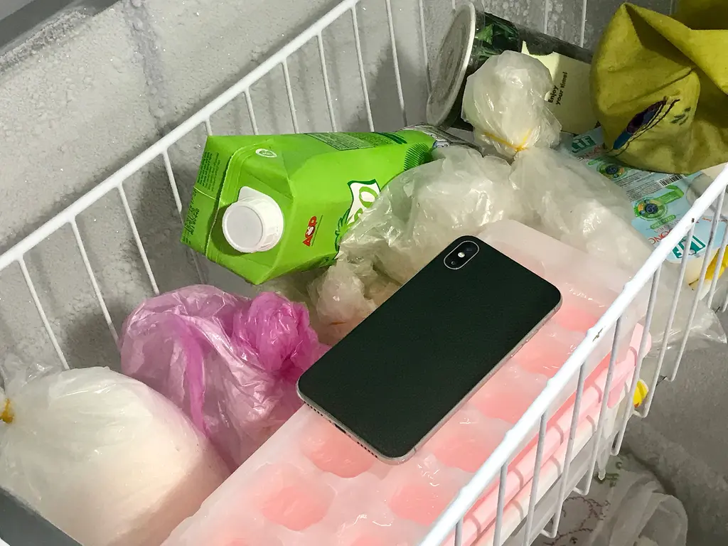 Điện Thoại Chống Nước (Ip68) Thì Có Bỏ Vào Tủ Lạnh Được Không? Vẫn Không Nên
