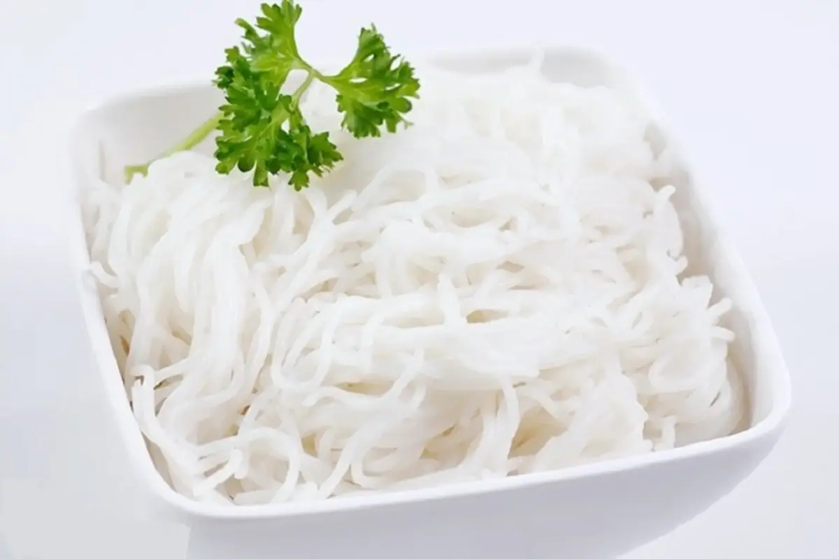 Bạn thắc mắc bún để tủ lạnh được bao lâu? Bài viết chia sẻ bí quyết bảo quản bún tươi đến 3 ngày bằng tủ lạnh chuyên dụng và cách xử lý bún trước khi ăn.