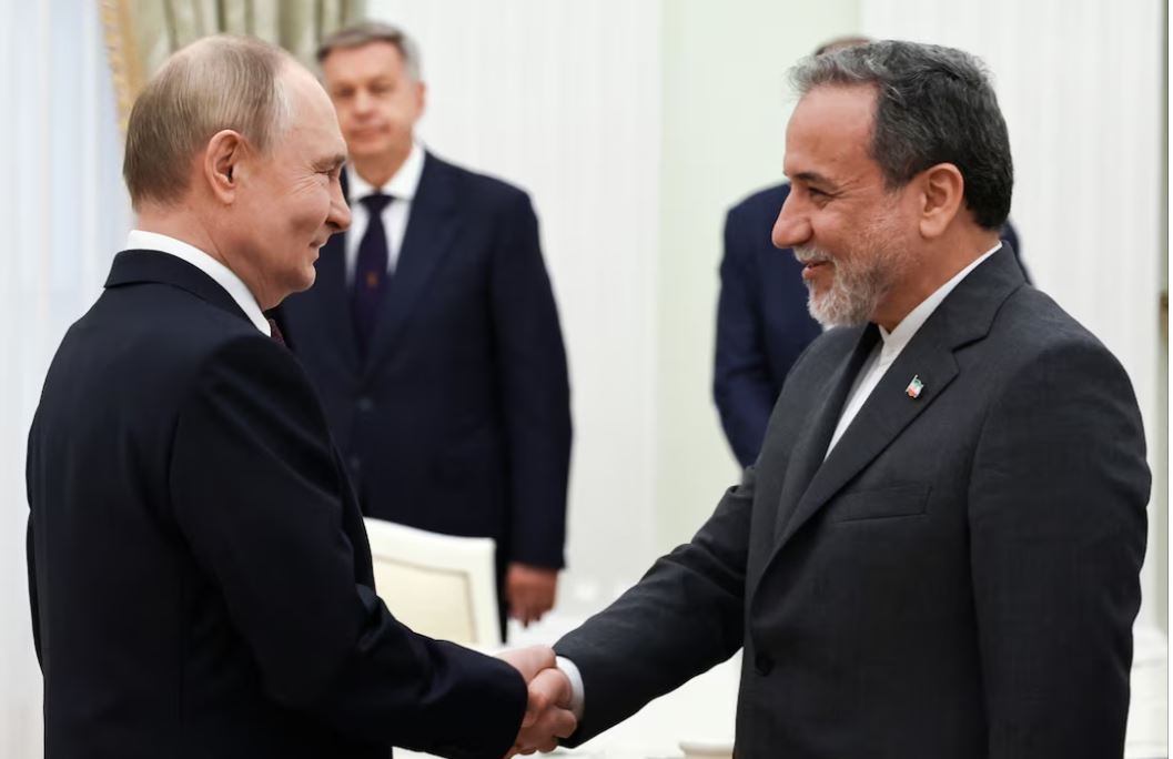 Ngoại trưởng Iran gặp Tổng thống Putin: Nỗ lực tìm lối thoát cho bế tắc đàm phán với Mỹ Ngoại trưởng Iran gặp Tổng thống Putin: Nỗ lực tìm lối thoát cho bế tắc đàm phán với Mỹ