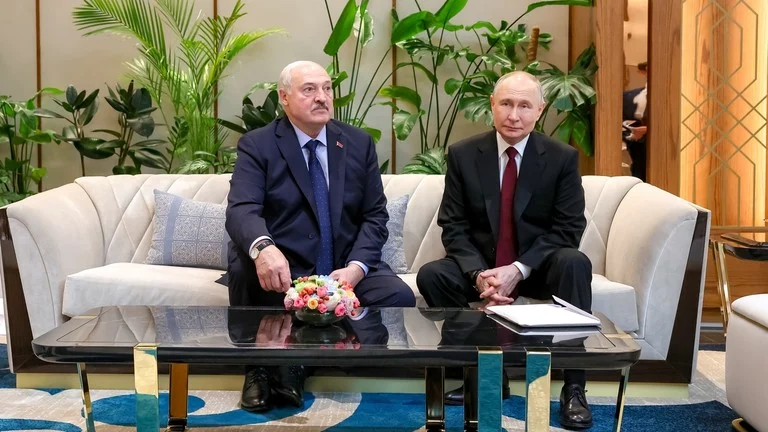 Bí ẩn đằng sau quyết định rút quân khỏi Kiev: Ông Lukashenko tiết lộ cú lừa lịch sử nhắm vào Tổng thống Putin Bí ẩn đằng sau quyết định rút quân khỏi Kiev: Ông Lukashenko tiết lộ cú lừa lịch sử nhắm vào Tổng thống Putin