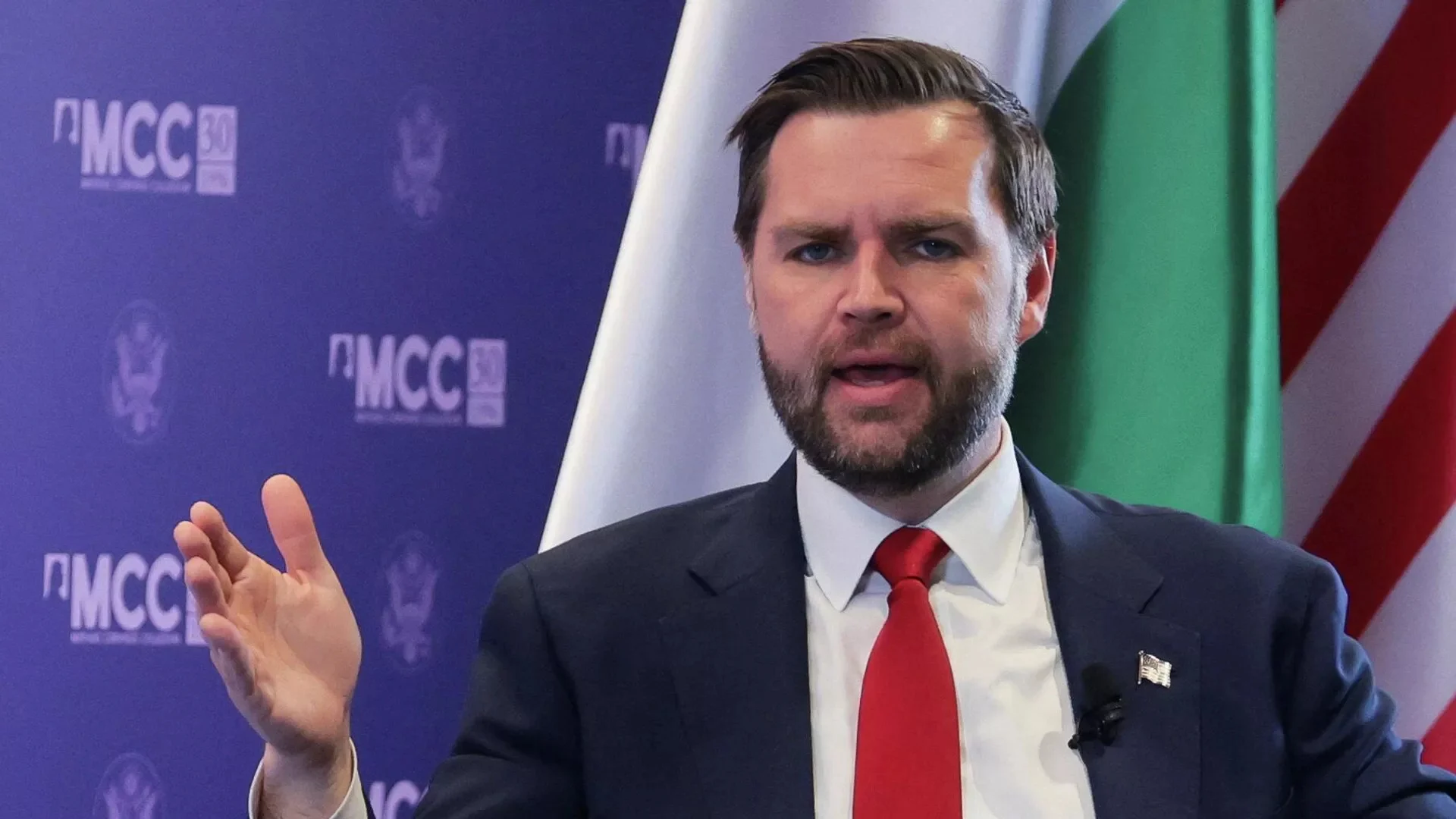 Phó Tổng thống Mỹ J.D. Vance công bố sự thật cay đắng về năng lực quân sự của Ukraine Phó Tổng thống Mỹ J.D. Vance công bố sự thật cay đắng về năng lực quân sự của Ukraine