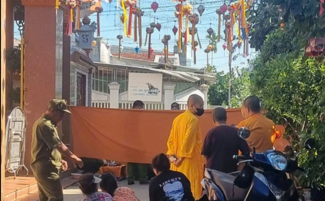 Bàng hoàng phát hiện thi thể bé gái sơ sinh trước cổng chùa tại Quảng Ngãi Bàng hoàng phát hiện thi thể bé gái sơ sinh trước cổng chùa tại Quảng Ngãi