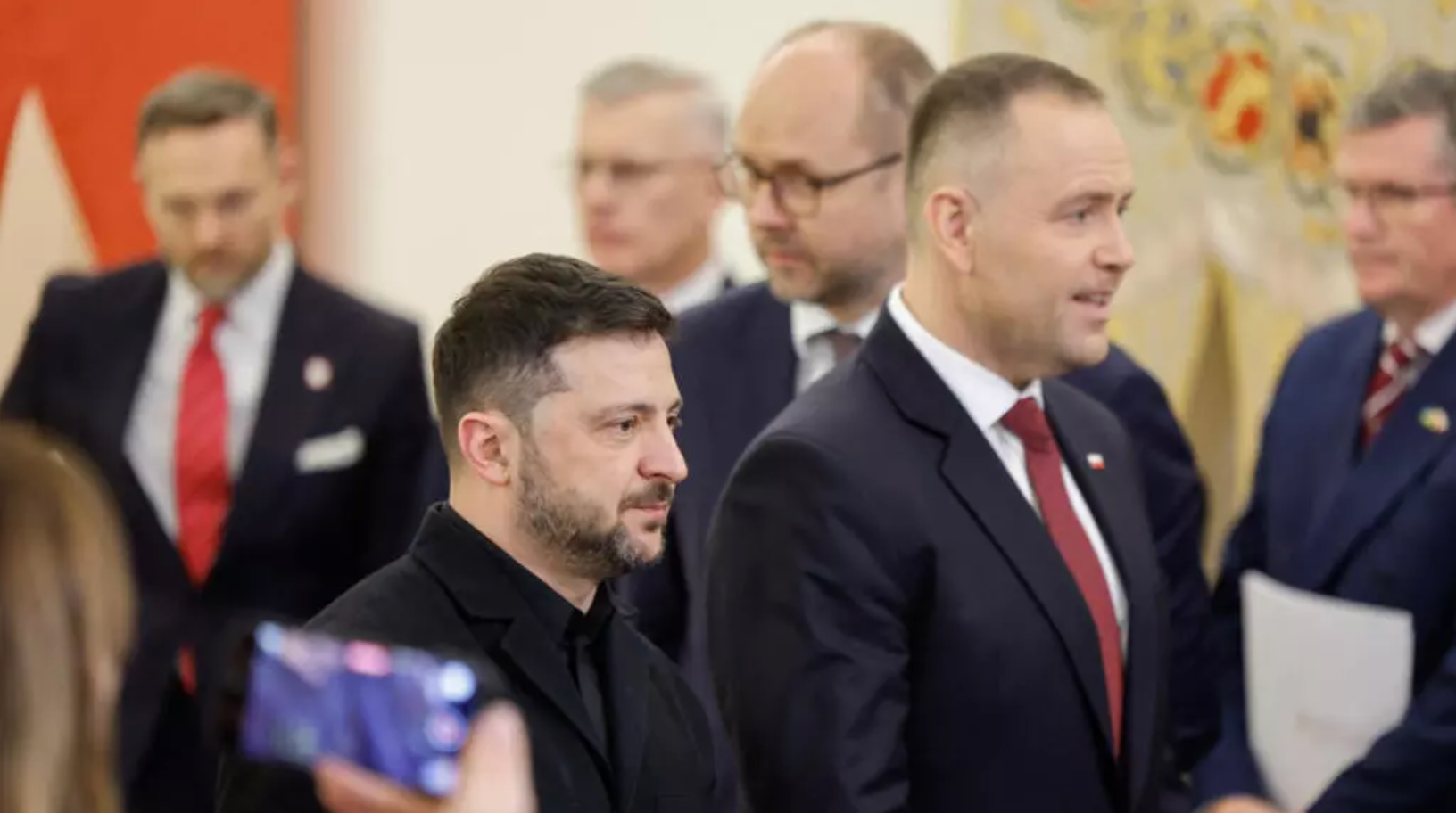Báo giới phương Tây vạch trần sai lầm chiến lược: Ukraine đang “tự bắn vào chân mình”? Báo giới phương Tây vạch trần sai lầm chiến lược: Ukraine đang “tự bắn vào chân mình”?