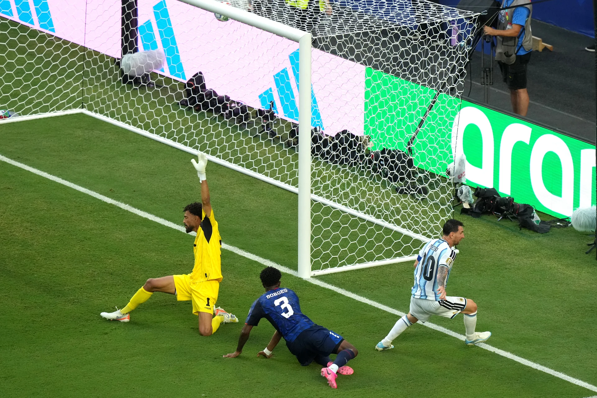 Phá lưới Cape Verde, Lionel Messi xô đổ kỷ lục vĩ đại của Pelé tại vòng knock-out World Cup Phá lưới Cape Verde, Lionel Messi xô đổ kỷ lục vĩ đại của Pelé tại vòng knock-out World Cup