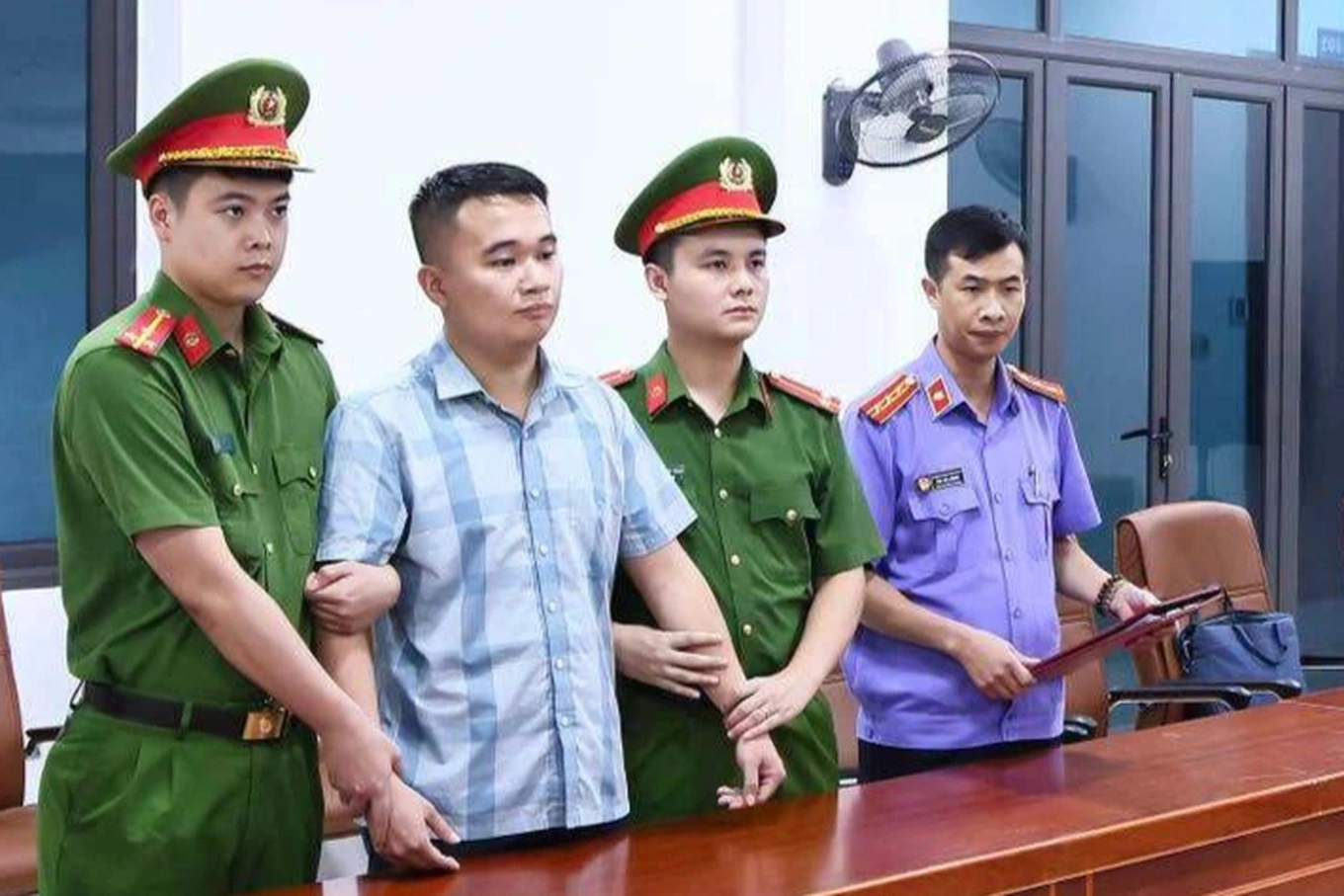 Giáo viên Trường Chuyên Tuyên Quang bị bắt: Hé lộ tội danh gây chấn động Giáo viên Trường Chuyên Tuyên Quang bị bắt: Hé lộ tội danh gây chấn động