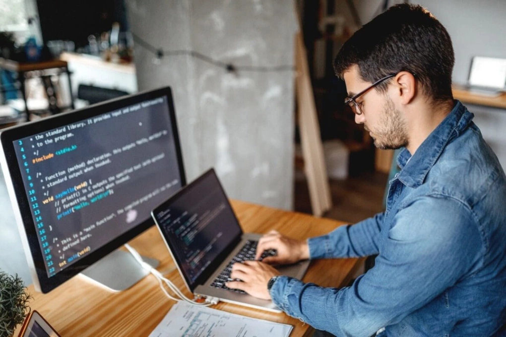 software-developer-1-177581590-7773-3100-1775816134