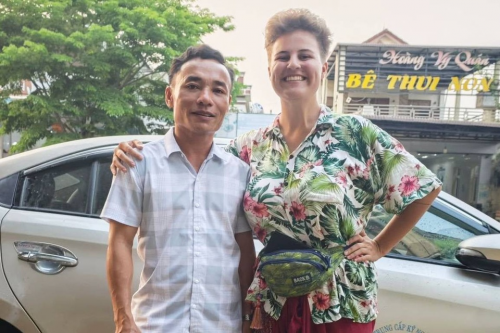 co-gai-ba-lan-tuong-lua-dao-khi-duoc-tai-xe-viet-cho-mien-phi-260-km-1-1776043573