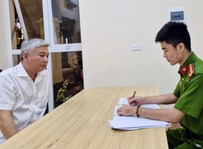 va-cham-giao-thong-bien-thanh-au-da-tai-xe-o-to-hanh-hung-nguoi-giua-duong-ha-noi-da-bi-bat-giu