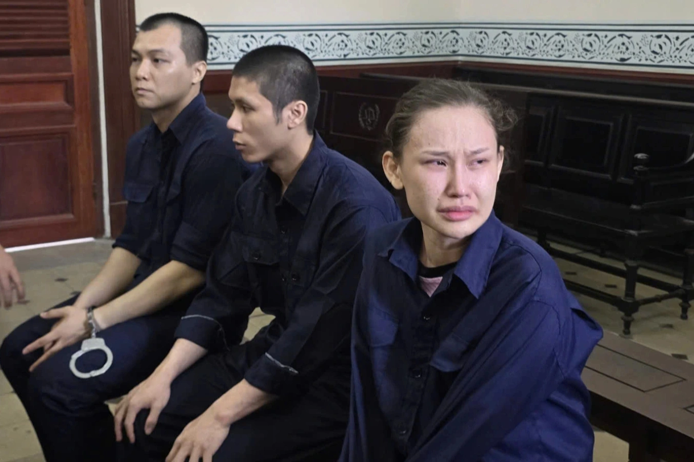 cuu-tiep-vien-hang-khong-sa-nga-hai-dua-tre-bo-vo-sau-loi-lam-cua-cha-me-2-edited-1777702176776