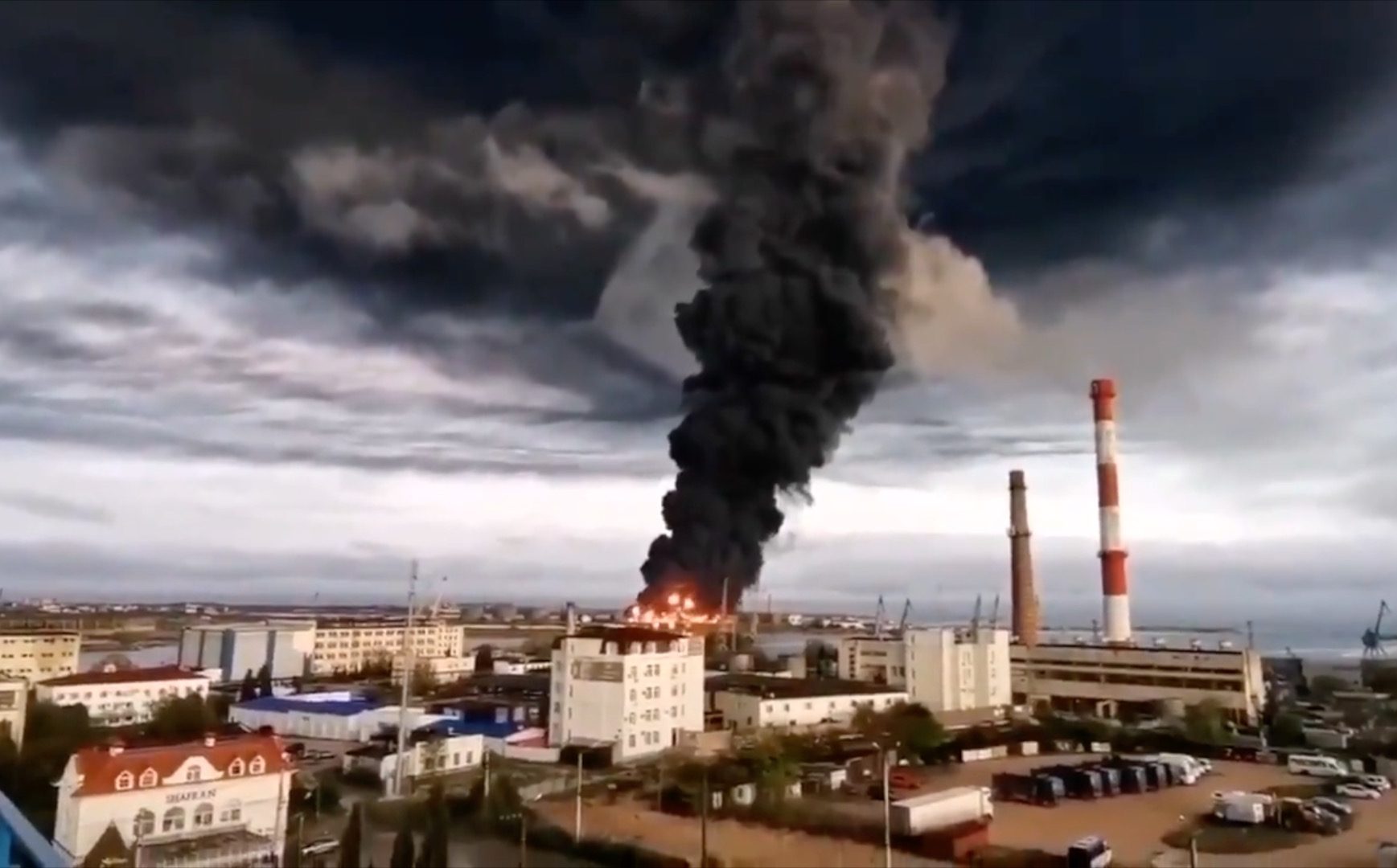 2023-04-29T085843Z_1411023714_MT1EYEIM256873_RTRMADP_3_MASSIVE-FIRE-IN-CRIMEAN-PORT-AFTER-DRONE-ATTACKS-e1687786124382