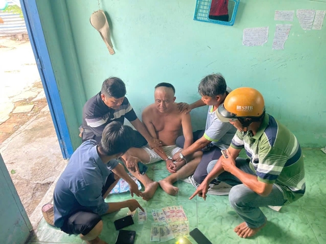 lao-ong-dt-bi-bat-trong-nha-tro-0805