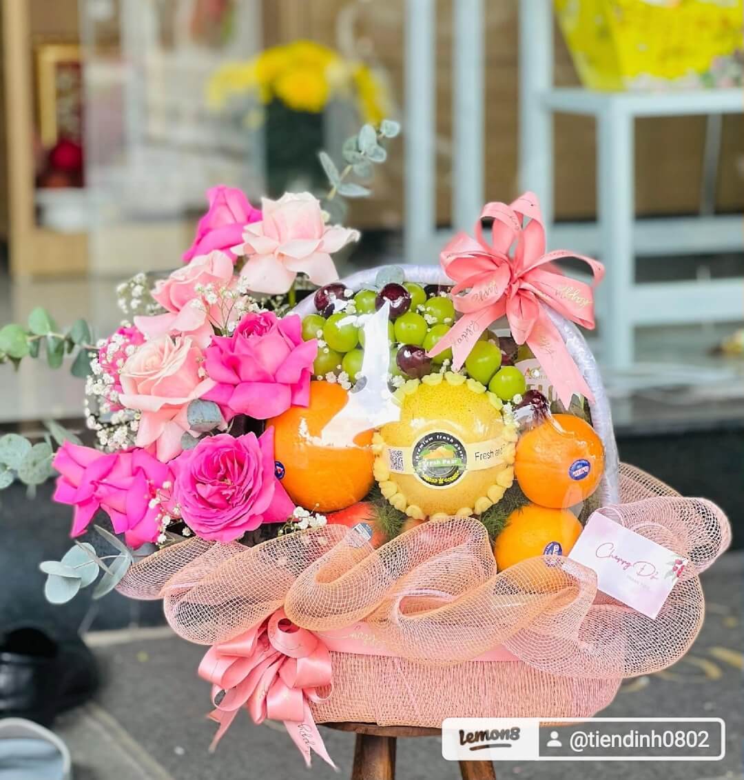Giỏ trái cây kèm hoa tươi 1